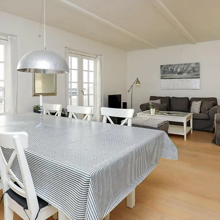 Two-bedroom Holiday In 3